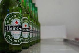 Heineken mostra dentro da fábrica e explica rótulo apagado em garrafas