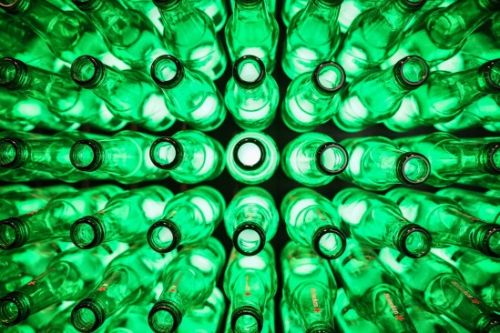 Heineken vai dar dinheiro para quem reciclar garrafas de vidro